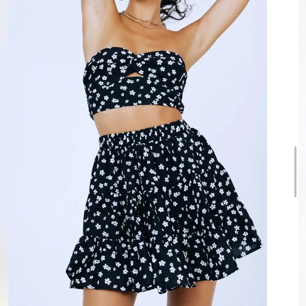 TWO PIECE BLACK AND WHITE FLORAL SKIRT SET - Picture 2 of 3
